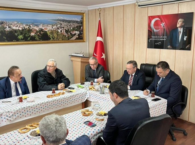 ÇAYKUR GENEL MÜDÜRÜ ALİM, RİZE ZİRAAT ODASI BAŞKANI ARSLAN VE YÖNETİMİYLE BİRARAYA GELDİ. 